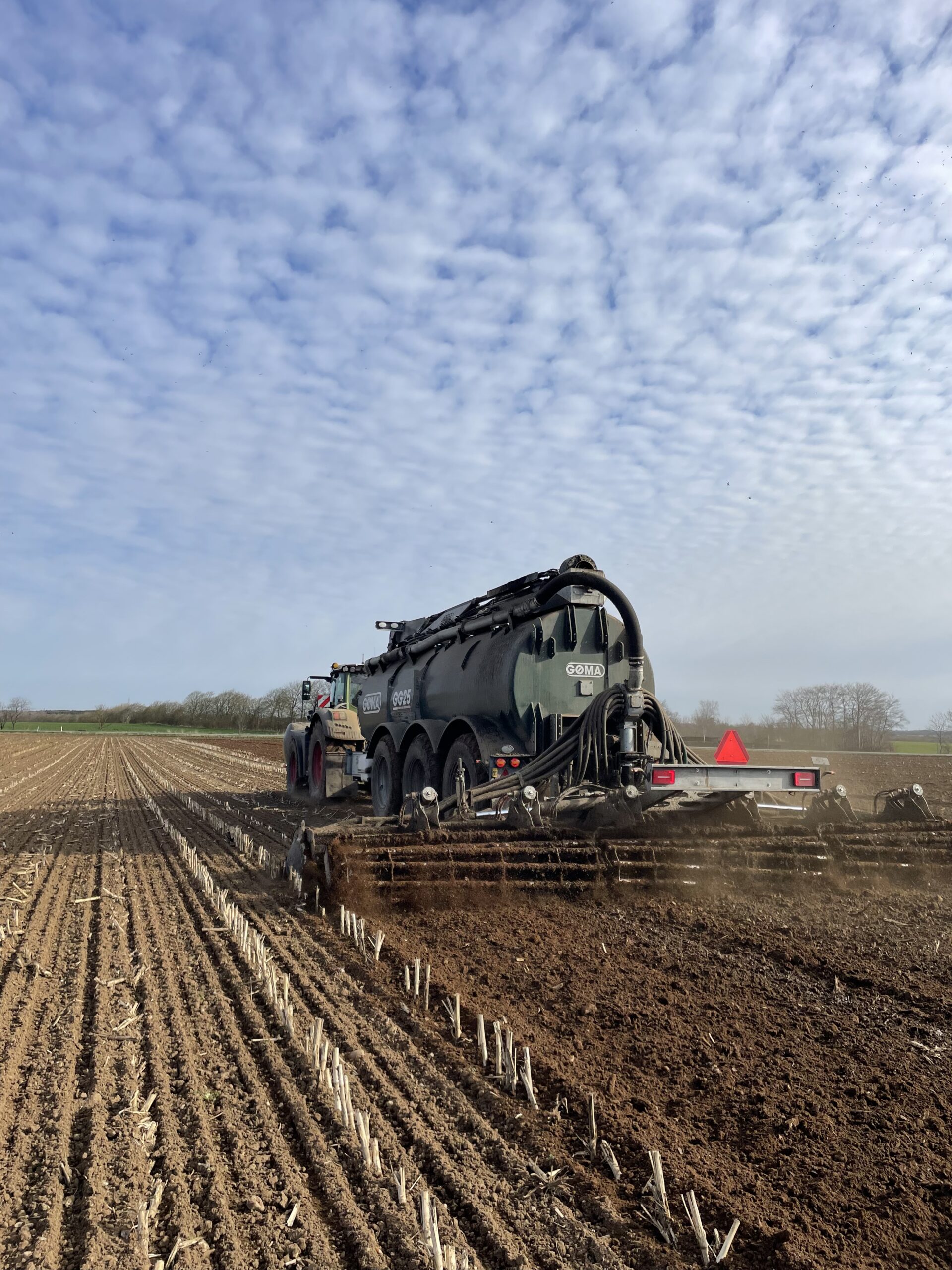 Landbrugsmaskine der spreder gylle effektivt på marken