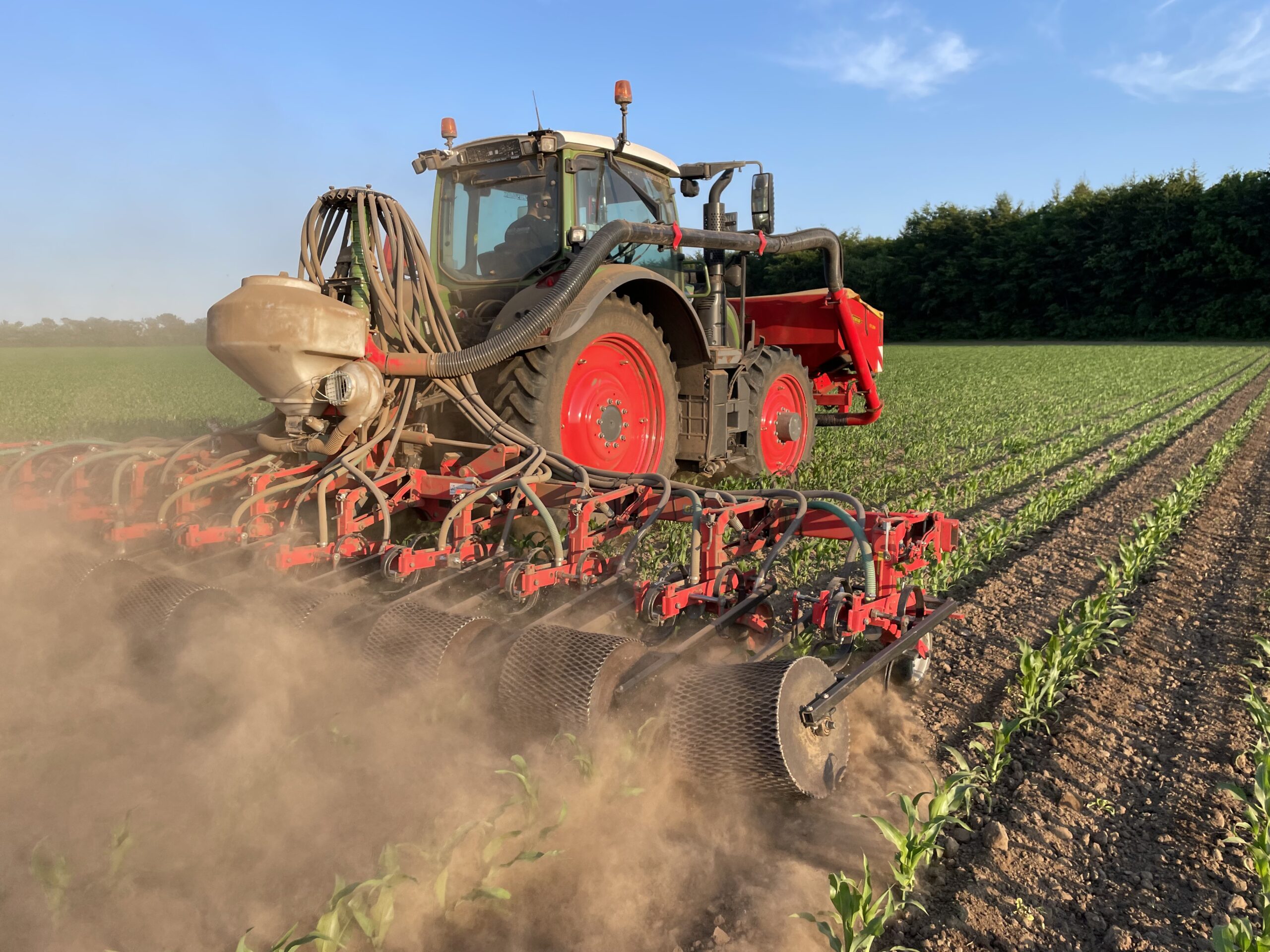 Traktor der arbejder med jordforberedelse i landbruget